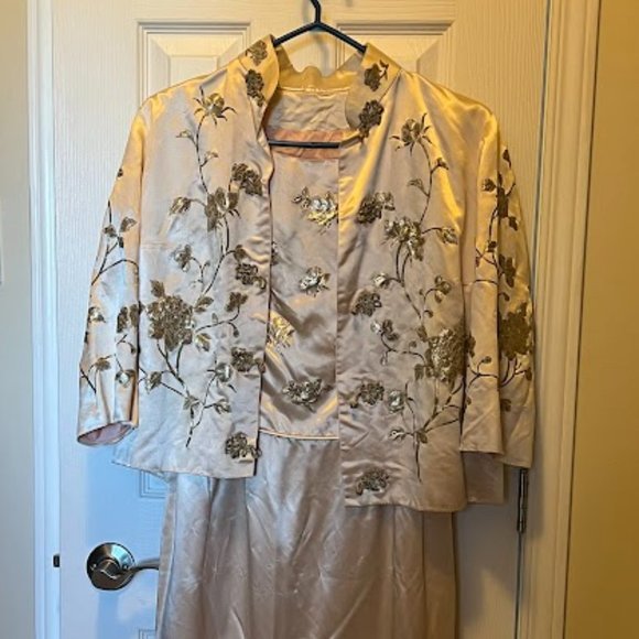 Gorgeous Traditional Pinkish-Beige Long Gown (SMALL) - Picture 1 of 8